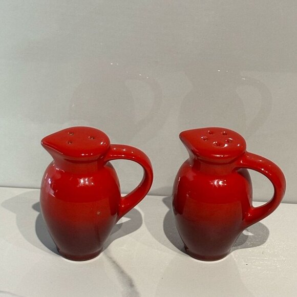Le Creuset Salt And Pepper Pitcher Style Stoneware Shaker Red Size 3x2.5 - Picture 1 of 7